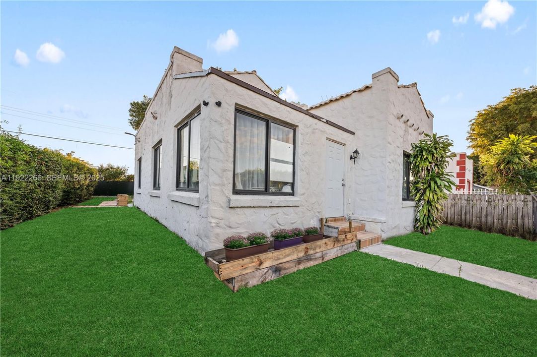 For Sale: $540,000 (2 beds, 1 baths, 1096 Square Feet)