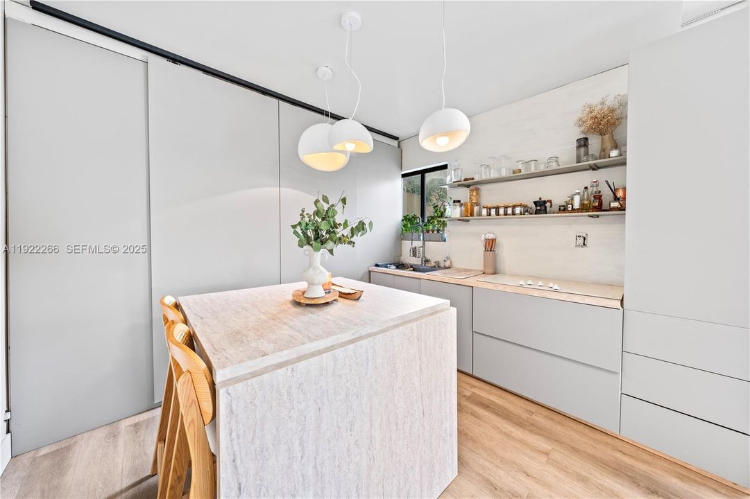 For Sale: $540,000 (2 beds, 1 baths, 1096 Square Feet)