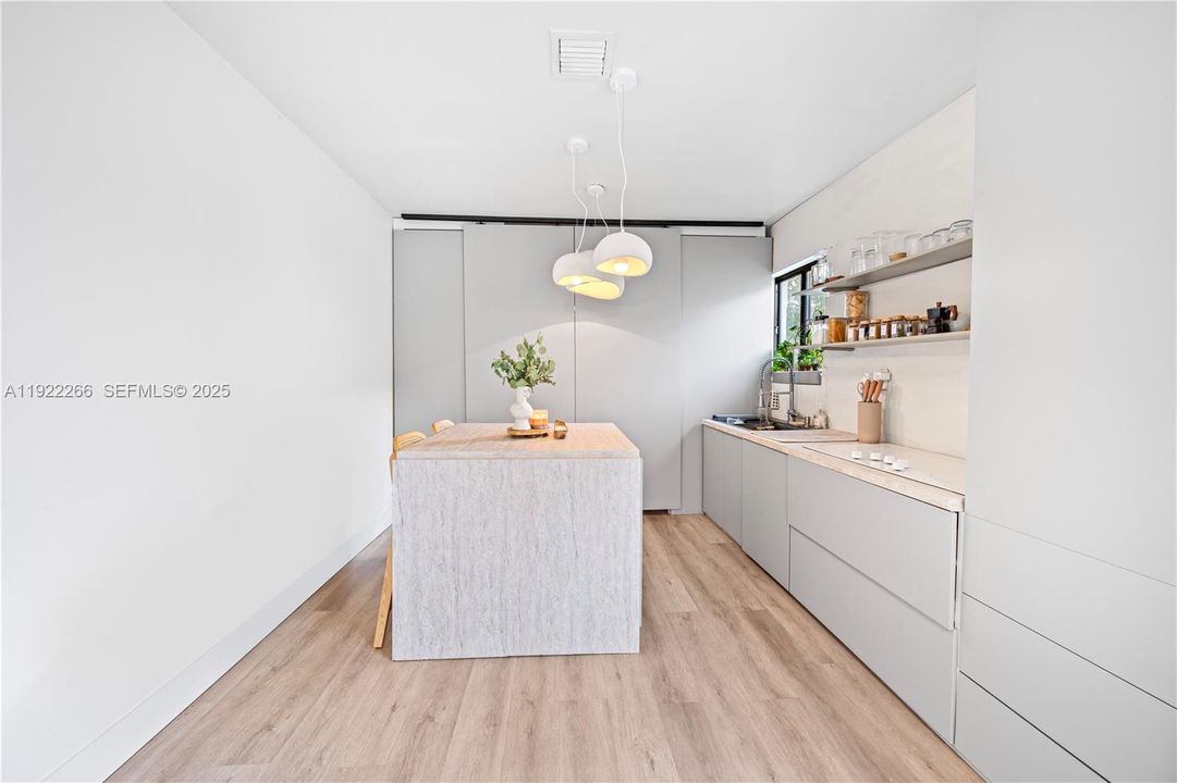 For Sale: $540,000 (2 beds, 1 baths, 1096 Square Feet)