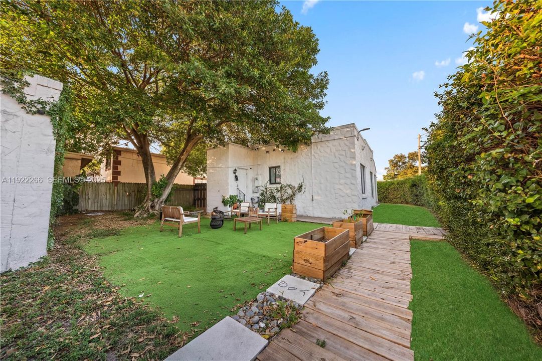 For Sale: $540,000 (2 beds, 1 baths, 1096 Square Feet)