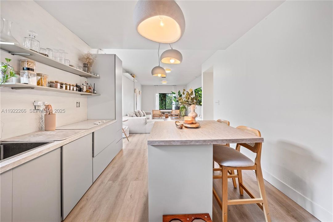 For Sale: $540,000 (2 beds, 1 baths, 1096 Square Feet)