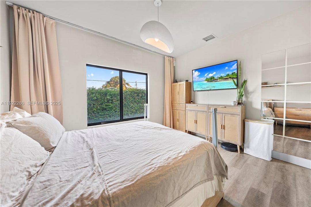 For Sale: $540,000 (2 beds, 1 baths, 1096 Square Feet)