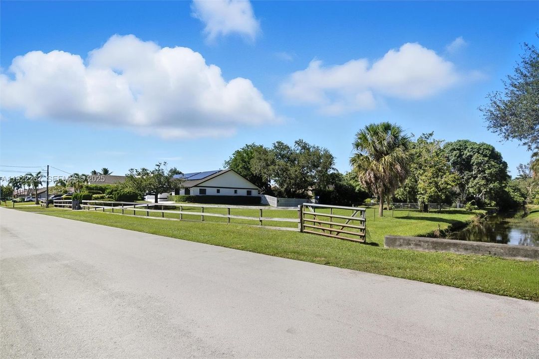 For Rent: $5,200 (4 beds, 2 baths, 1928 Square Feet)