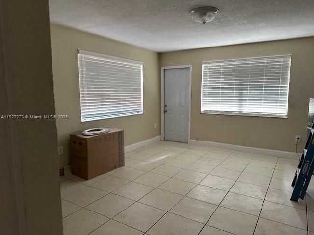 For Rent: $1,750 (1 beds, 1 baths, 700 Square Feet)