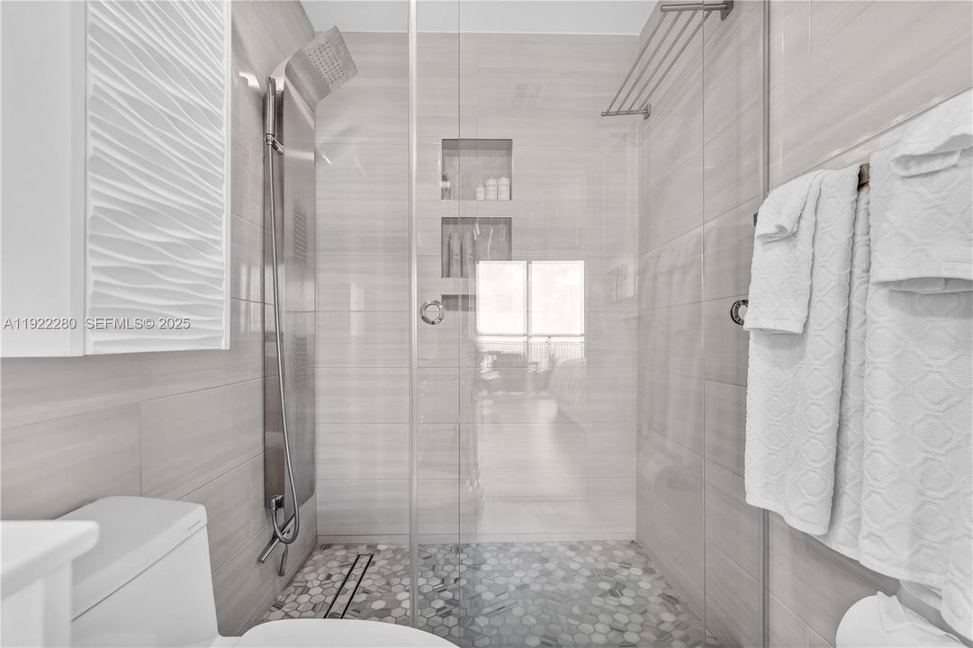 For Sale: $715,000 (2 beds, 2 baths, 1148 Square Feet)