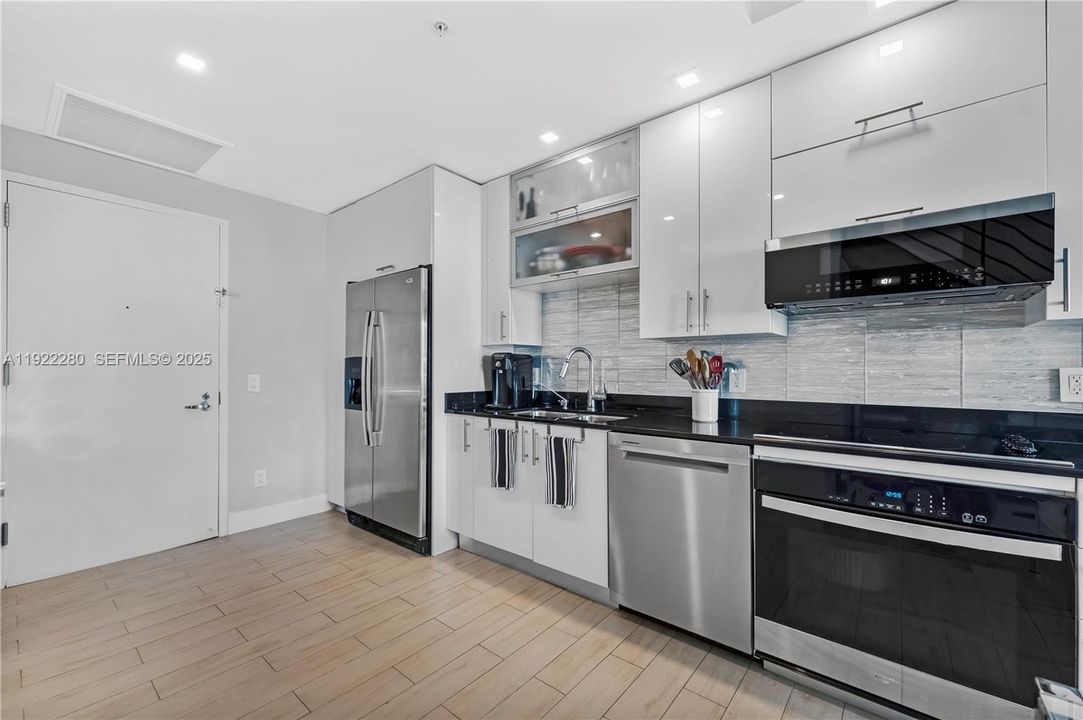 For Sale: $715,000 (2 beds, 2 baths, 1148 Square Feet)