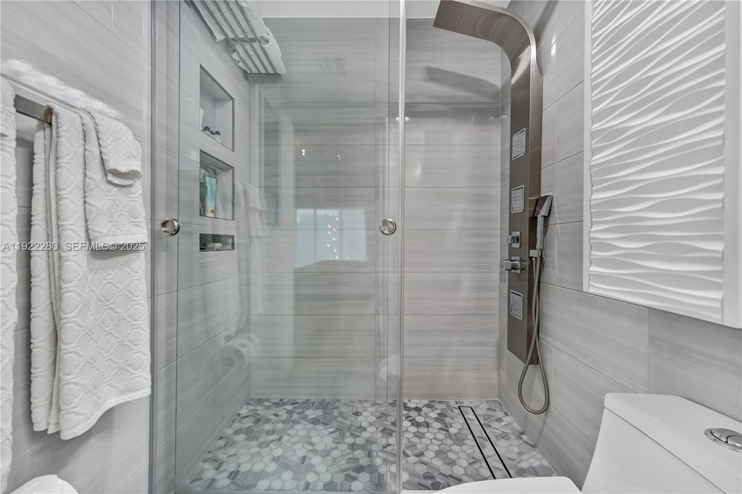 For Sale: $715,000 (2 beds, 2 baths, 1148 Square Feet)