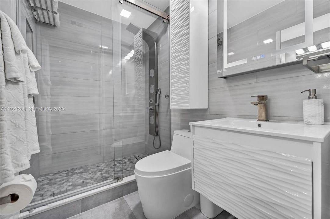 For Sale: $715,000 (2 beds, 2 baths, 1148 Square Feet)