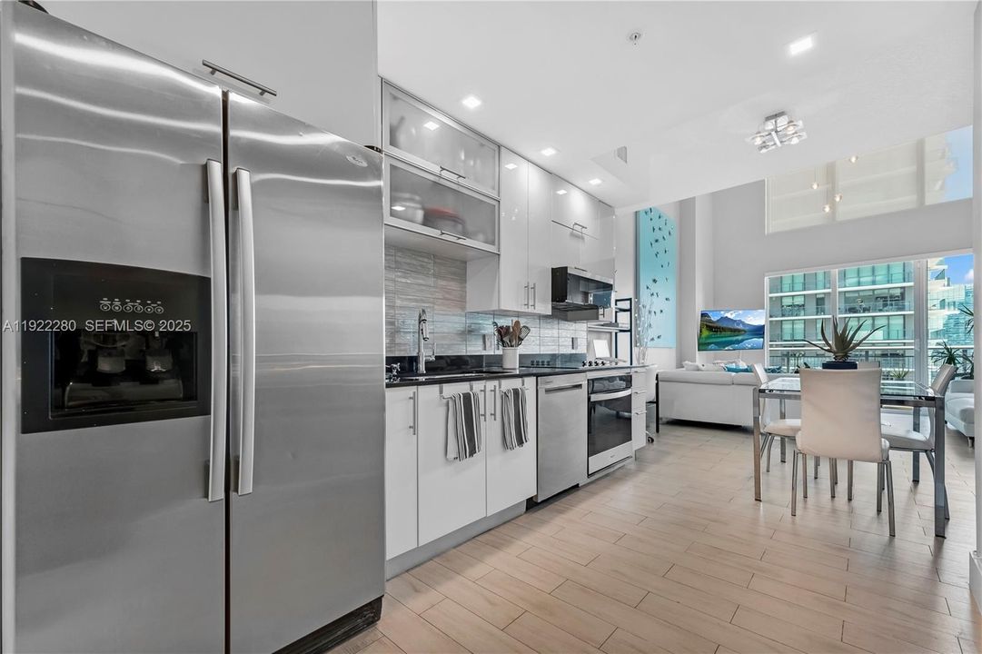 For Sale: $715,000 (2 beds, 2 baths, 1148 Square Feet)