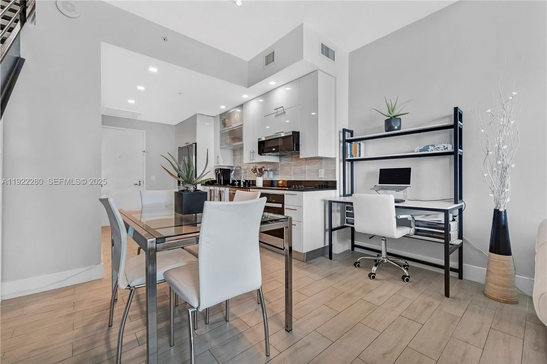 For Sale: $715,000 (2 beds, 2 baths, 1148 Square Feet)