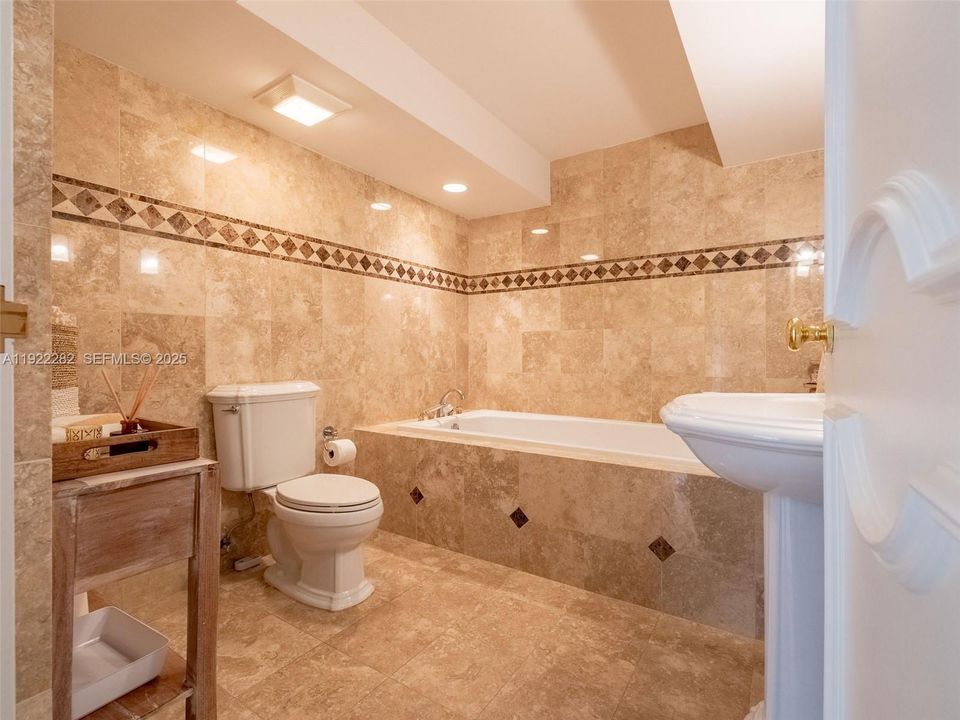 For Rent: $6,000 (3 beds, 3 baths, 1719 Square Feet)