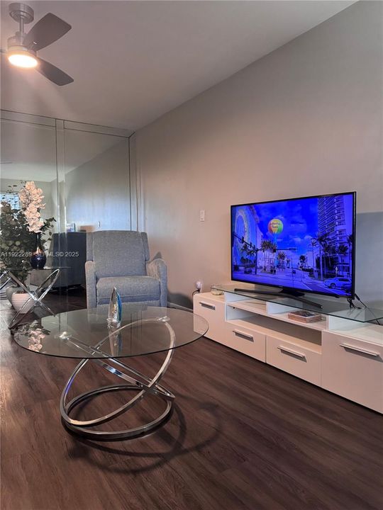 En Venta: $245,000 (2 camas, 2 baños, 965 Pies cuadrados)