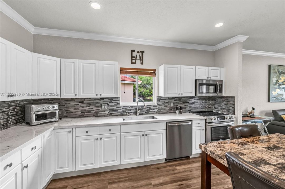 For Sale: $533,000 (3 beds, 2 baths, 1712 Square Feet)