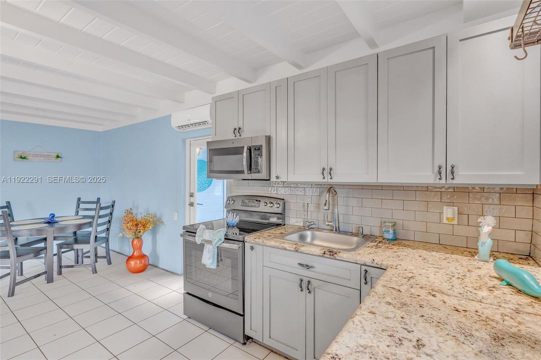 待售: $519,900 (1 贝兹, 1 浴室, 561 平方英尺)