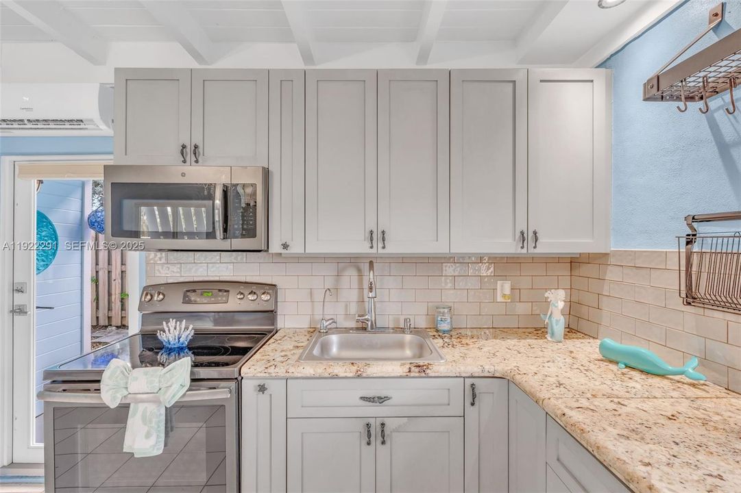 待售: $519,900 (1 贝兹, 1 浴室, 561 平方英尺)