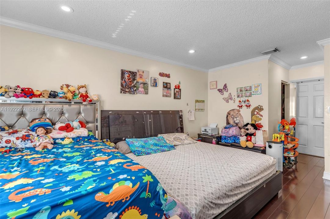 待售: $1,150,000 (4 贝兹, 2 浴室, 2025 平方英尺)