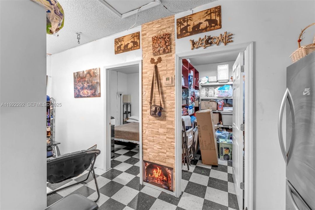 待售: $1,150,000 (4 贝兹, 2 浴室, 2025 平方英尺)