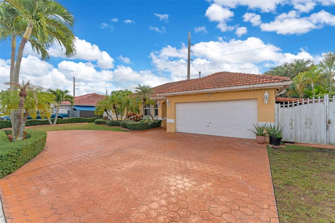 待售: $1,150,000 (4 贝兹, 2 浴室, 2025 平方英尺)