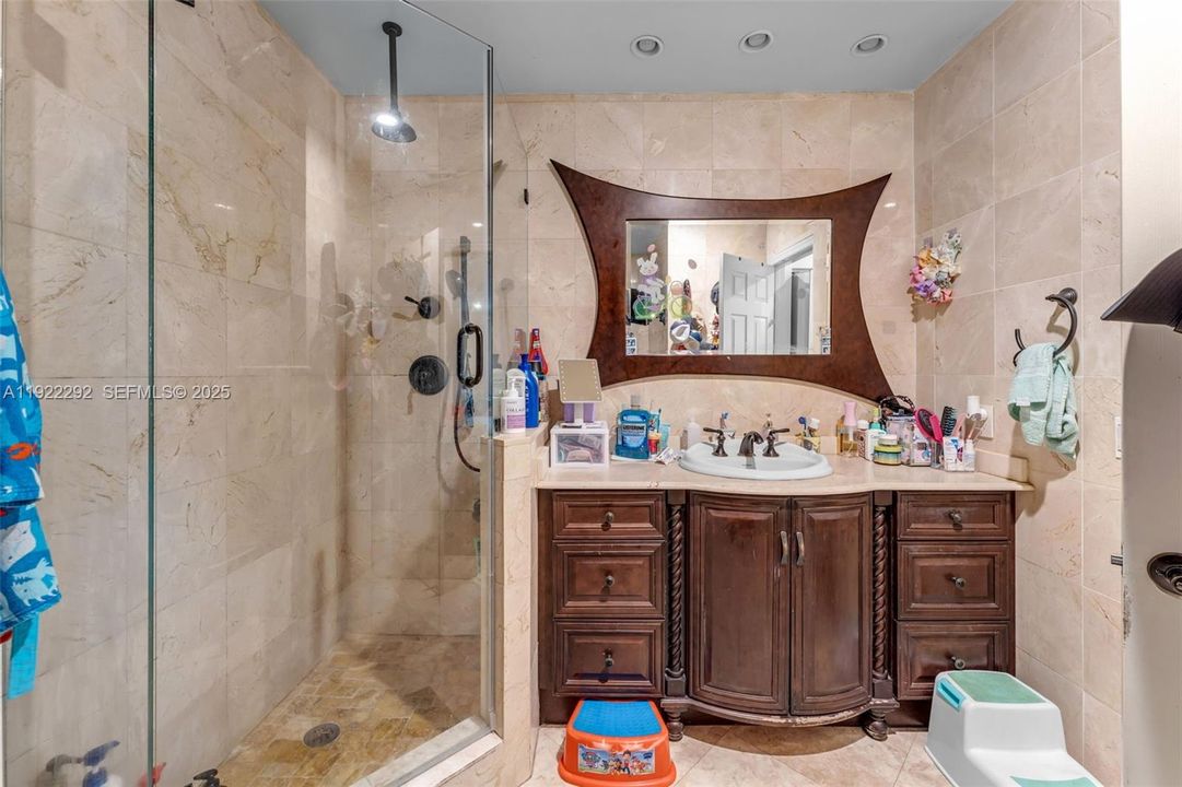 待售: $1,150,000 (4 贝兹, 2 浴室, 2025 平方英尺)