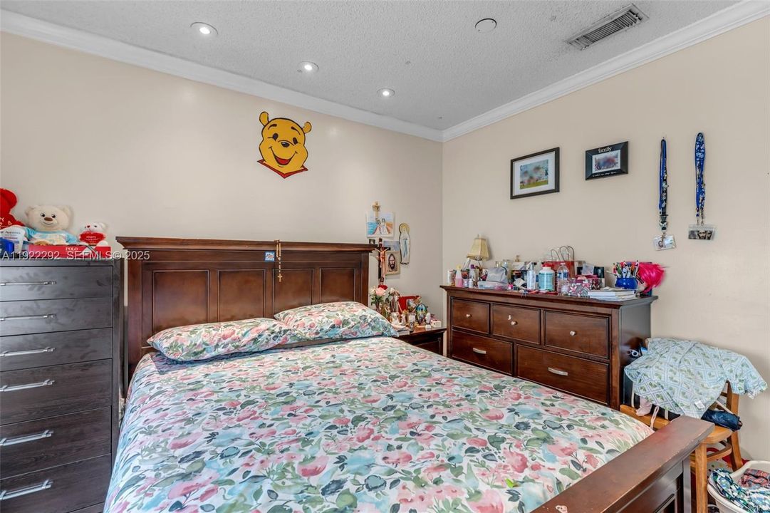 待售: $1,150,000 (4 贝兹, 2 浴室, 2025 平方英尺)