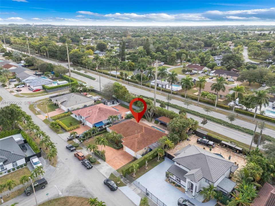 待售: $1,150,000 (4 贝兹, 2 浴室, 2025 平方英尺)