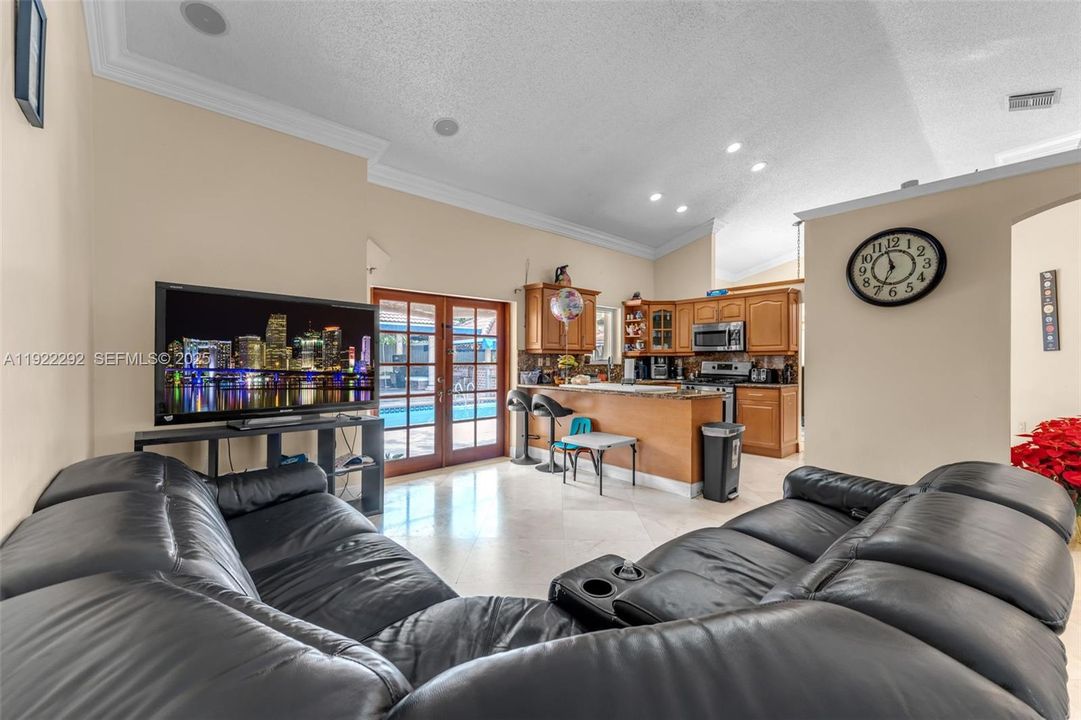 待售: $1,150,000 (4 贝兹, 2 浴室, 2025 平方英尺)