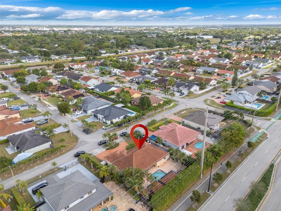 待售: $1,150,000 (4 贝兹, 2 浴室, 2025 平方英尺)