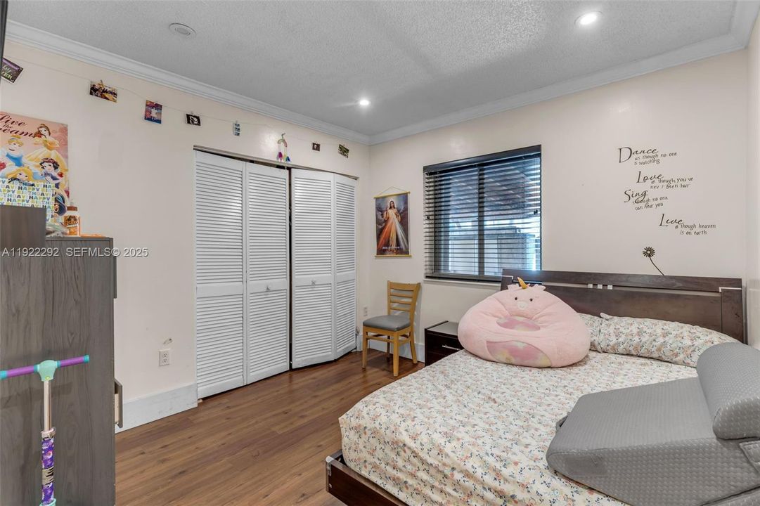 待售: $1,150,000 (4 贝兹, 2 浴室, 2025 平方英尺)