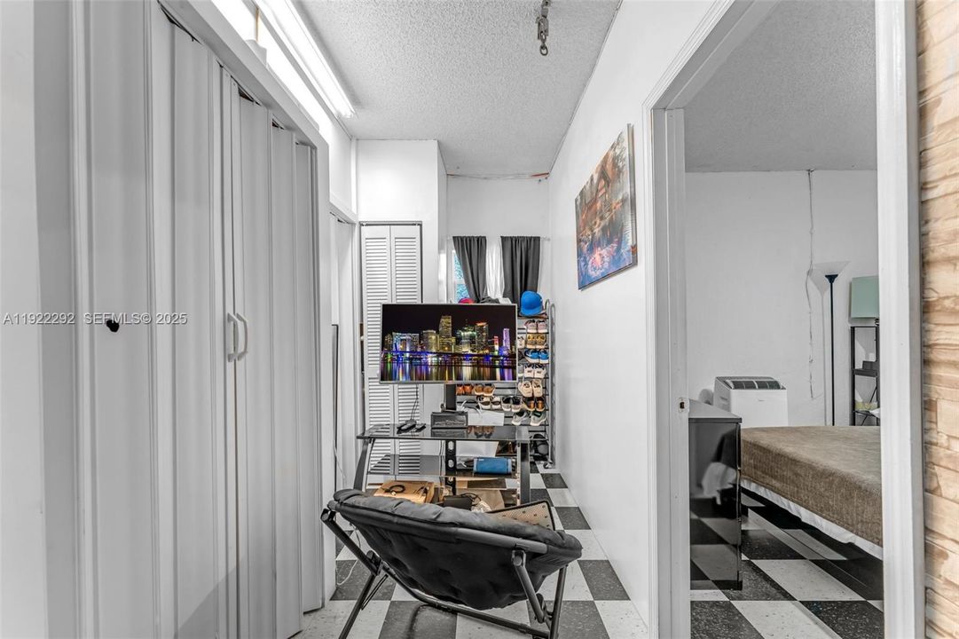 待售: $1,150,000 (4 贝兹, 2 浴室, 2025 平方英尺)