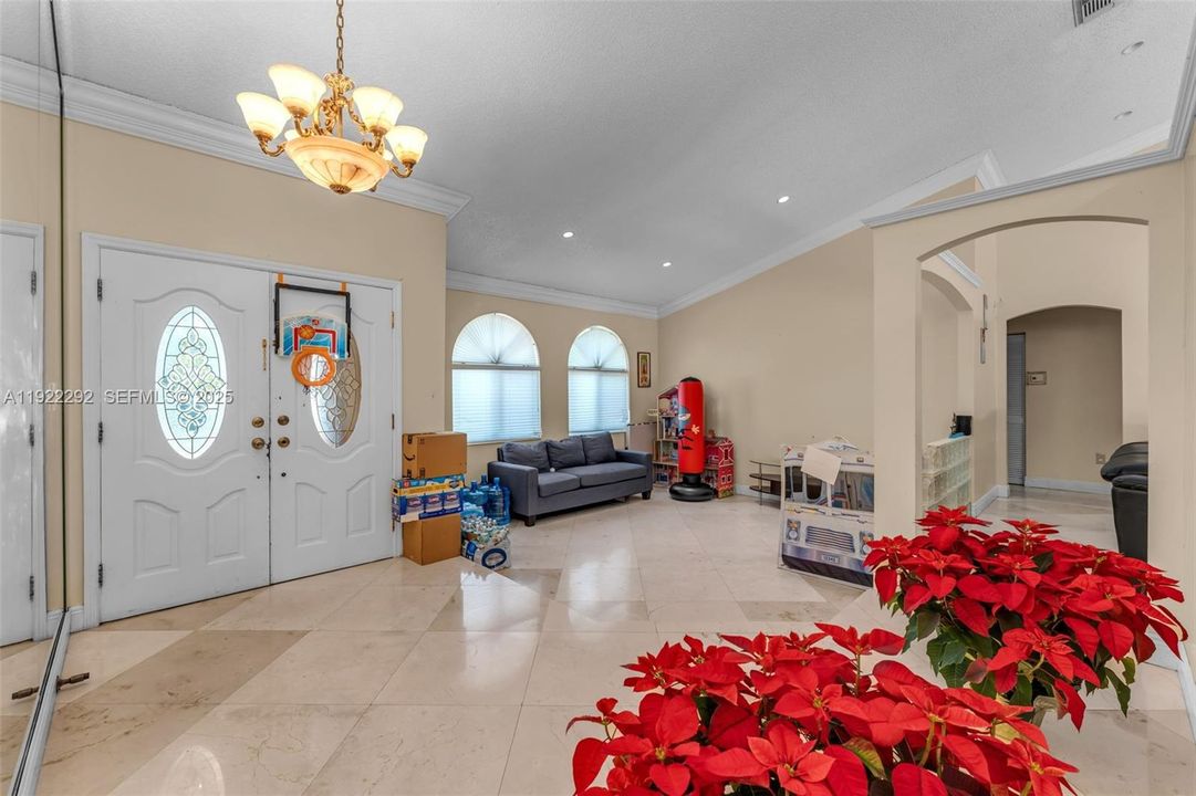 待售: $1,150,000 (4 贝兹, 2 浴室, 2025 平方英尺)