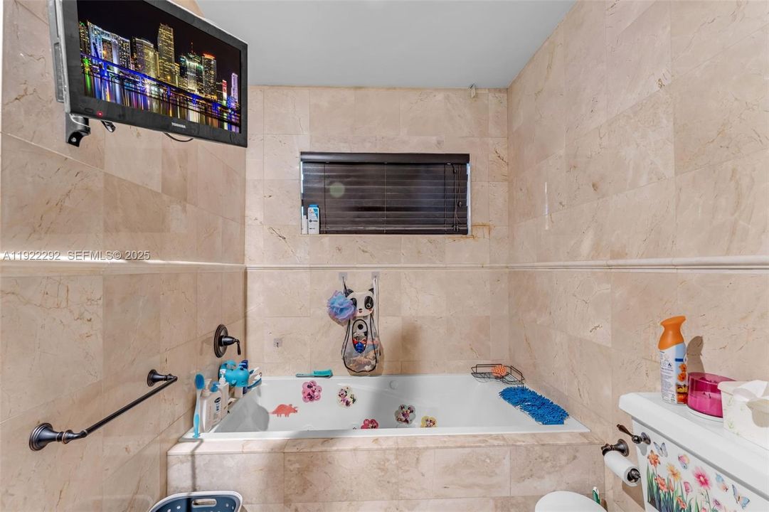 待售: $1,150,000 (4 贝兹, 2 浴室, 2025 平方英尺)