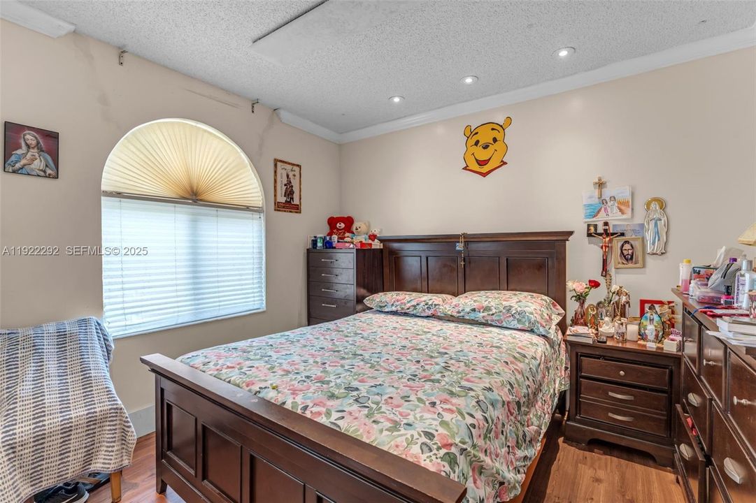 待售: $1,150,000 (4 贝兹, 2 浴室, 2025 平方英尺)