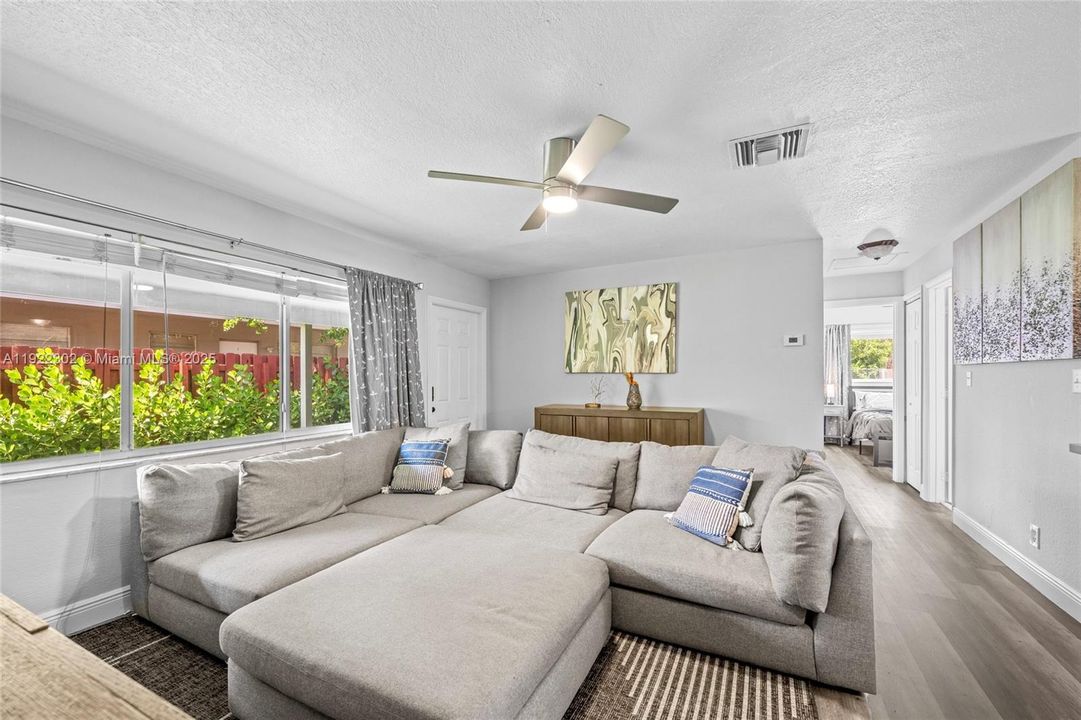 出租: $2,800 (2 贝兹, 1 浴室, 2344 平方英尺)