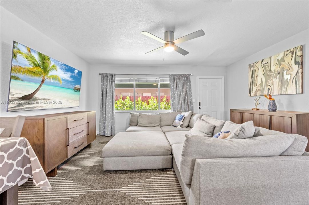 出租: $2,800 (2 贝兹, 1 浴室, 2344 平方英尺)