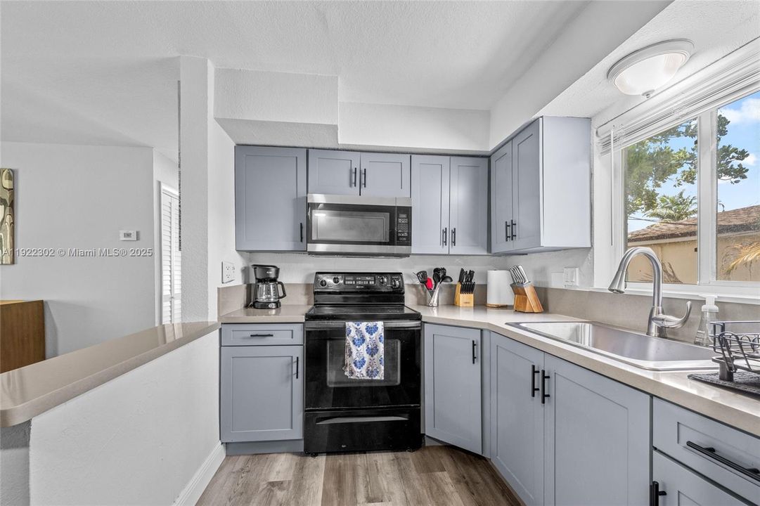 出租: $2,800 (2 贝兹, 1 浴室, 2344 平方英尺)