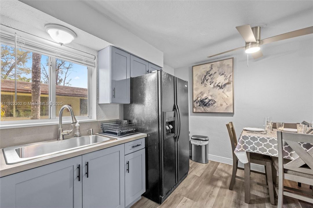 出租: $2,800 (2 贝兹, 1 浴室, 2344 平方英尺)