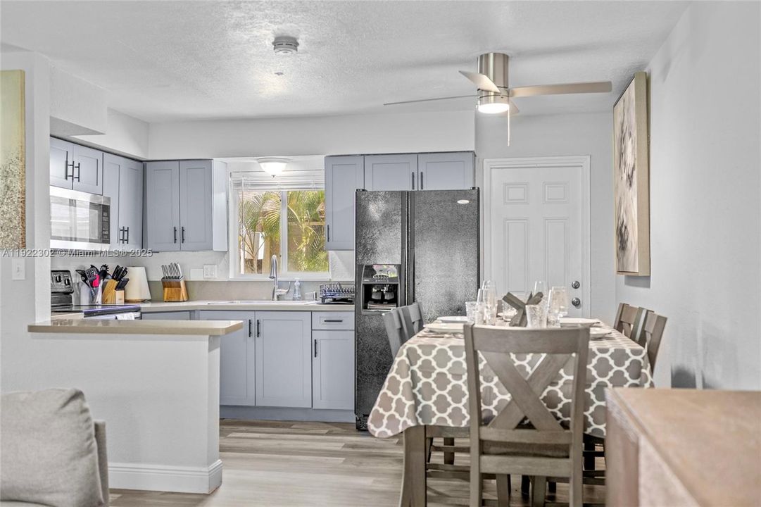 出租: $2,800 (2 贝兹, 1 浴室, 2344 平方英尺)