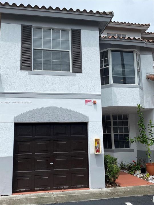 For Rent: $2,300 (2 beds, 1 baths, 1068 Square Feet)