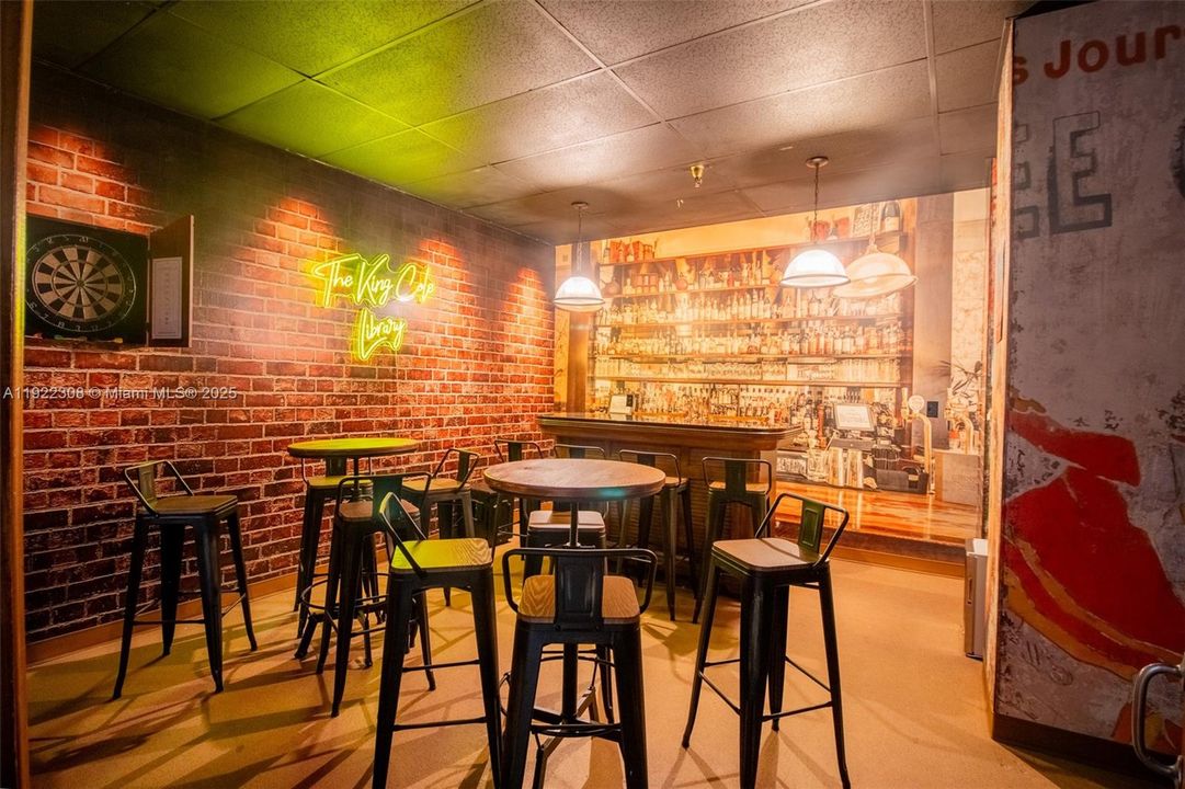 待售: $245,000 (1 贝兹, 1 浴室, 678 平方英尺)