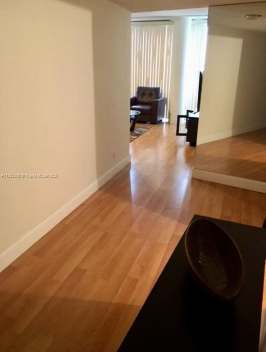 待售: $245,000 (1 贝兹, 1 浴室, 678 平方英尺)