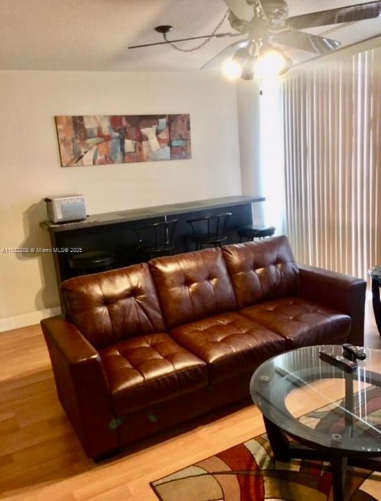 待售: $245,000 (1 贝兹, 1 浴室, 678 平方英尺)