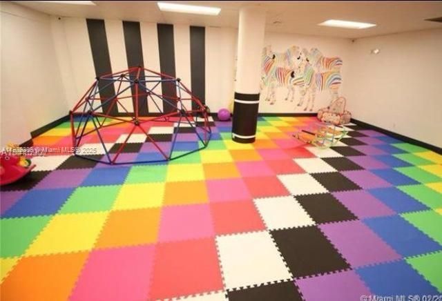 待售: $245,000 (1 贝兹, 1 浴室, 678 平方英尺)