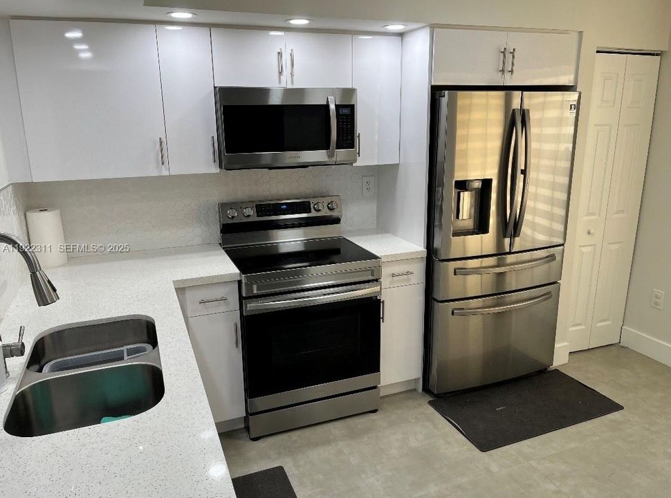 В аренду: $2,400 (2 спален, 2 ванн, 921 Квадратных фут)