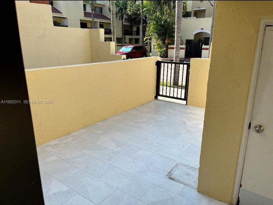 В аренду: $2,400 (2 спален, 2 ванн, 921 Квадратных фут)