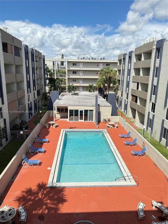 Active With Contract: $1,900 (2 beds, 2 baths, 960 Square Feet)