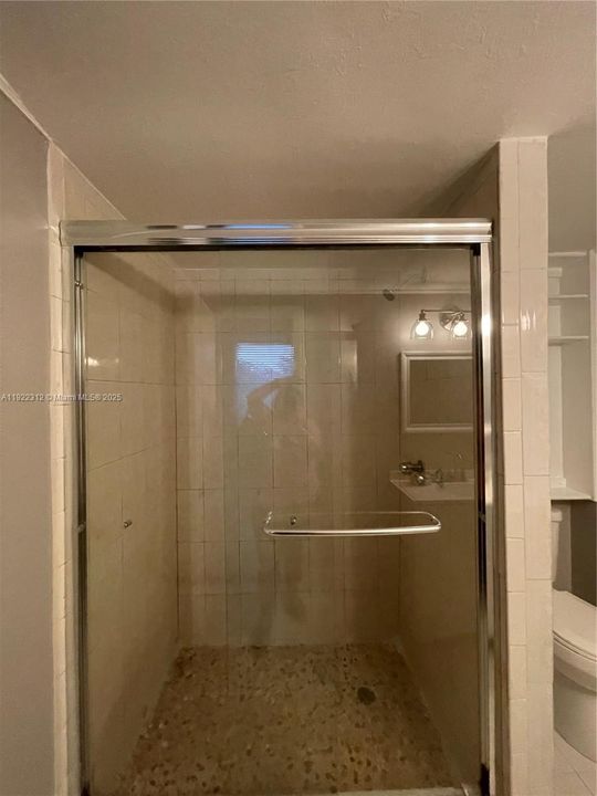 Active With Contract: $1,900 (2 beds, 2 baths, 960 Square Feet)