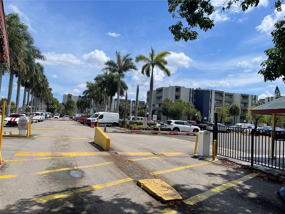 Active With Contract: $1,900 (2 beds, 2 baths, 960 Square Feet)