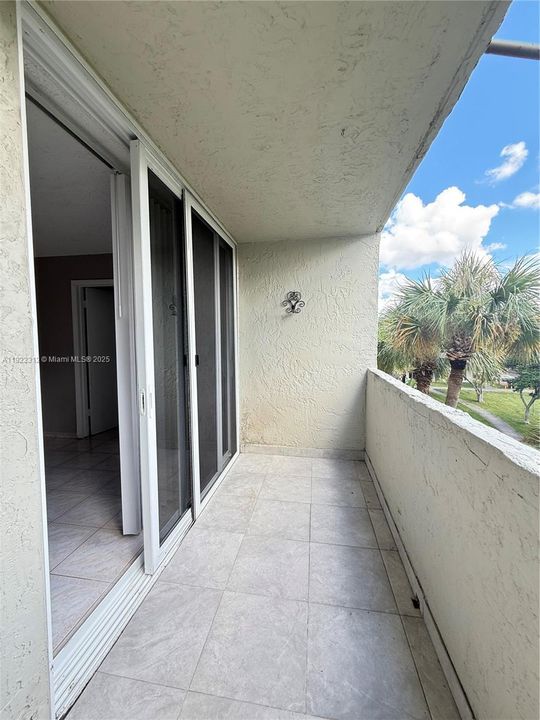 Active With Contract: $1,900 (2 beds, 2 baths, 960 Square Feet)