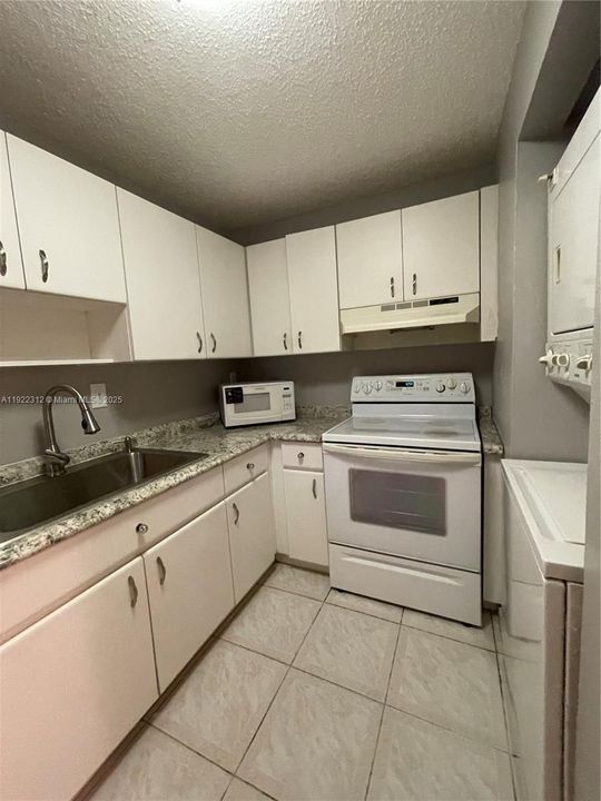 Active With Contract: $1,900 (2 beds, 2 baths, 960 Square Feet)