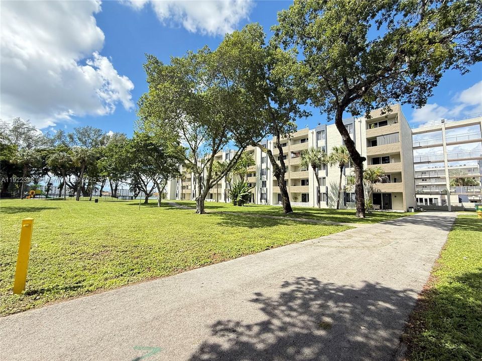 Active With Contract: $1,900 (2 beds, 2 baths, 960 Square Feet)